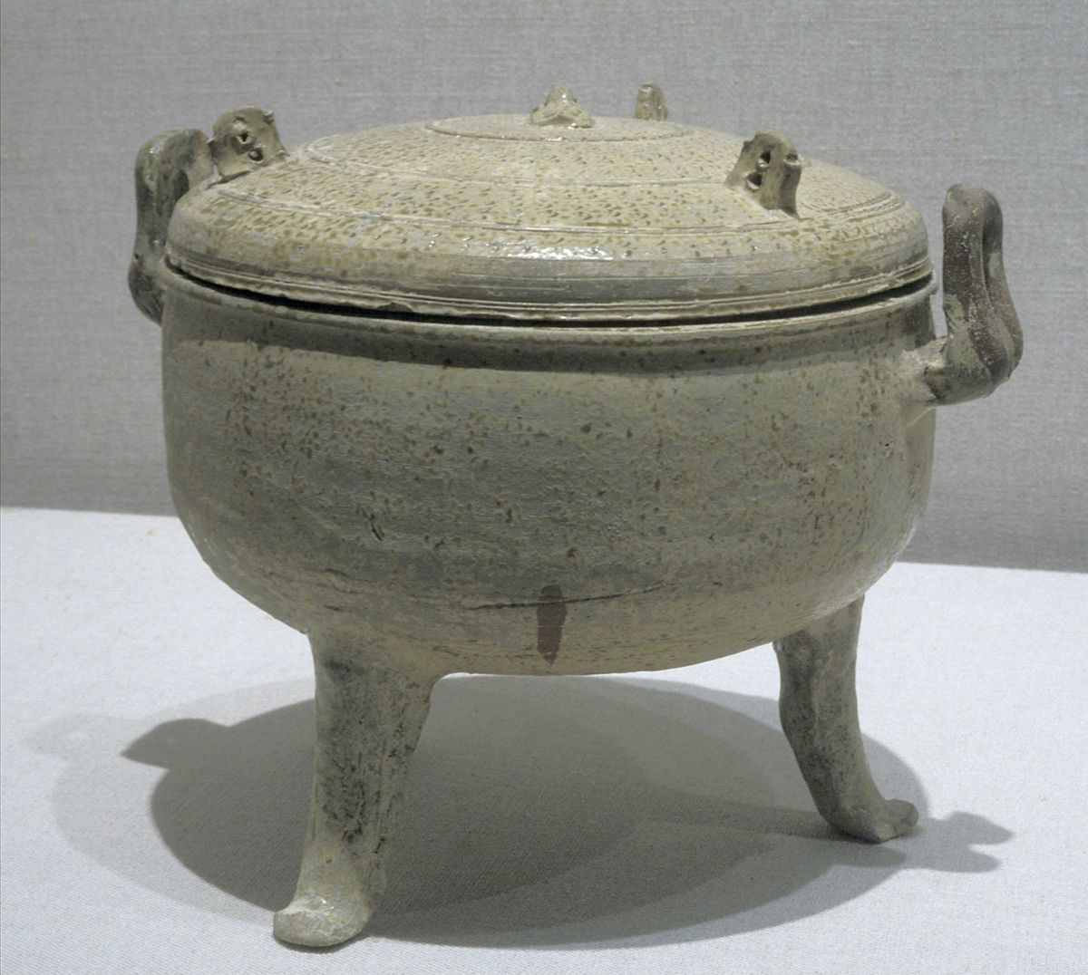 ceramic replica of a bronze ritual cooking vessel