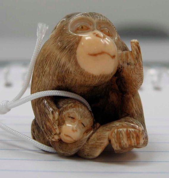 netsuke (monkey with magnifying glass 猿に虫眼鏡)